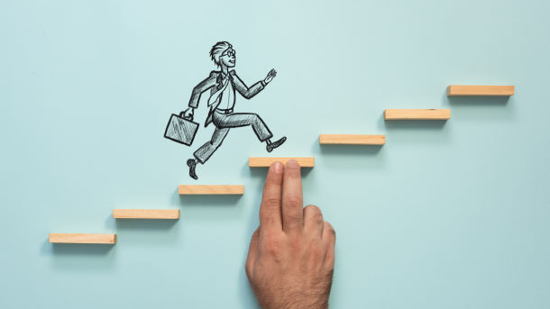 Persona que sube escalones para alcanzar sus metas. Diseña tu futuro económico y financiero: Las metas