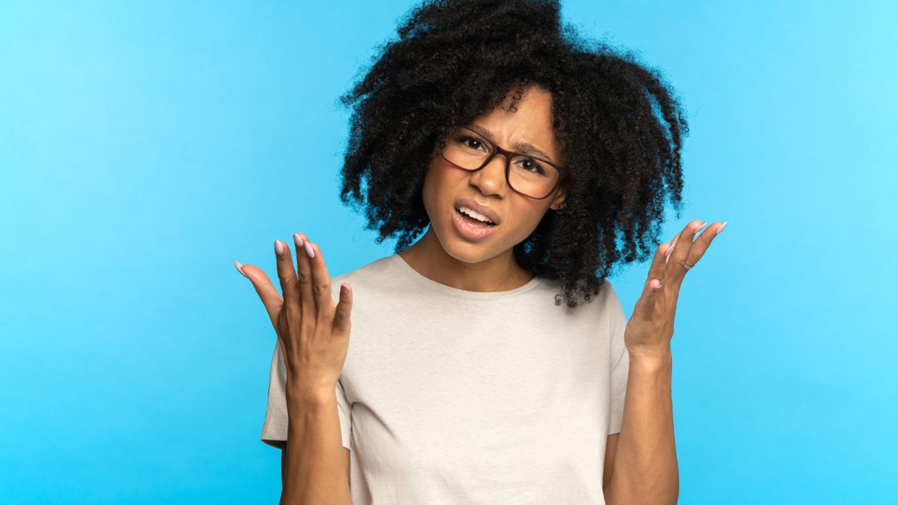 Mujer con las manos levantadas con la palma hacía arriba, con expresión ¿Por dónde empiezo?