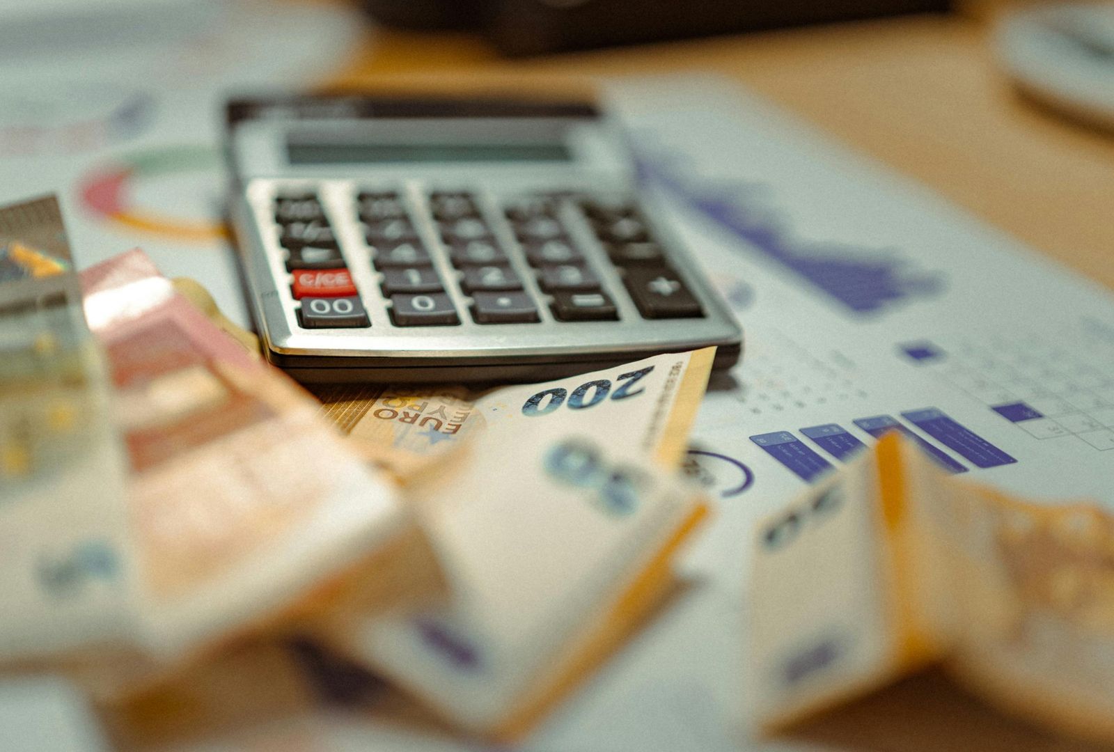 Calculadora, facturas y dinero. Los ingresos.