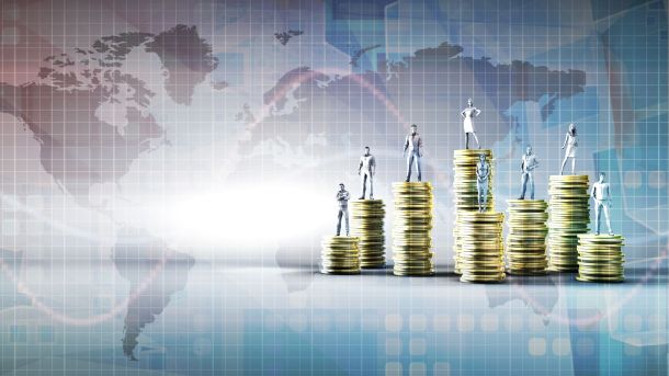 Mapa mundi, con gráficos, pilas de monedas con personas encima. Economía vs finanzas.