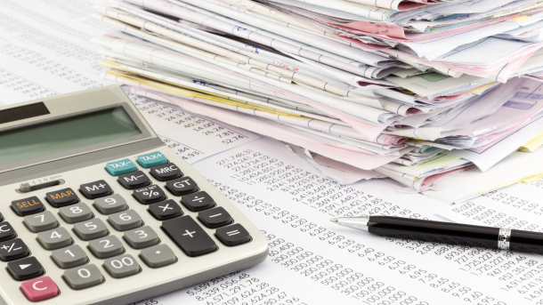 Montón de facturas y papeles: Definición fácil de… Gastos