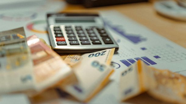 Calculadora, facturas y dinero. Los ingresos.